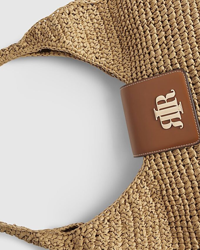 Beige axelväska med flik framtill i raffia