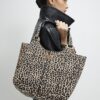 Beige axelväska med leopardmönster och vingar