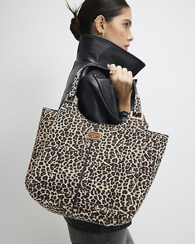Beige axelväska med leopardmönster och vingar