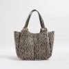 Beige axelväska med leopardmönster och vingar