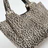 Beige axelväska med leopardmönster och vingar