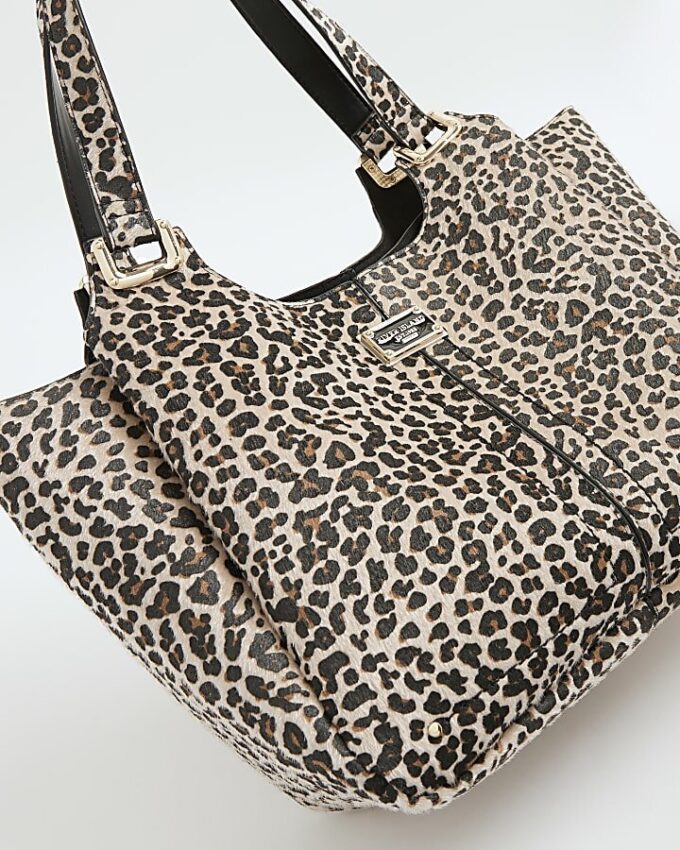 Beige axelväska med leopardmönster och vingar
