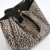 Beige axelväska med leopardmönster och vingar