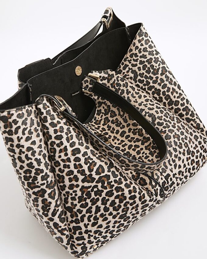 Beige axelväska med leopardmönster och vingar