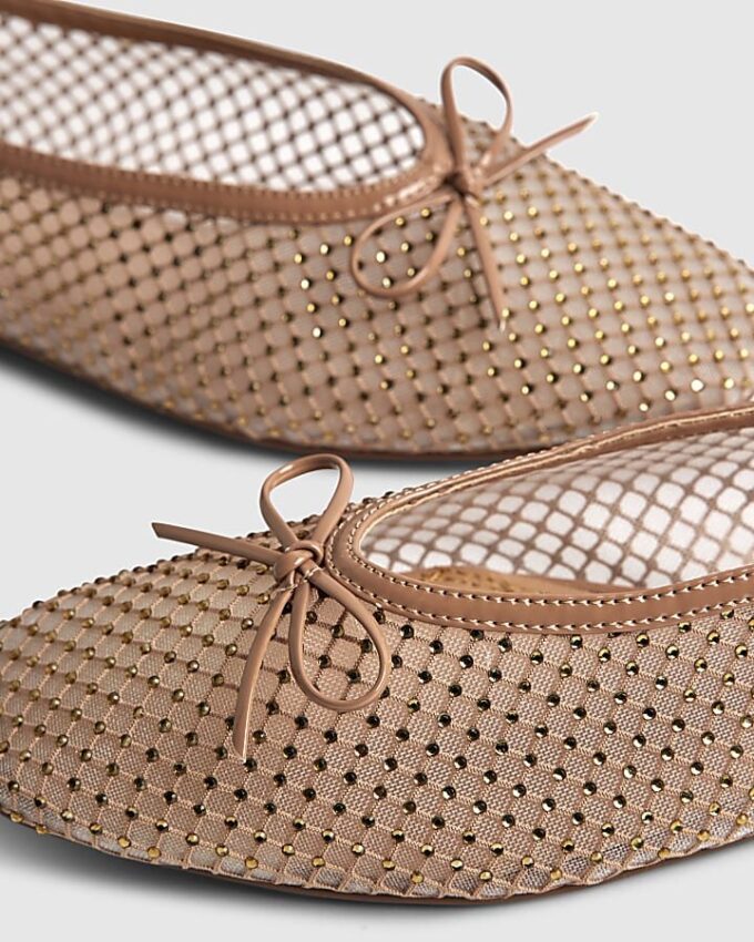Beige ballerinaskor med dekorativt nät