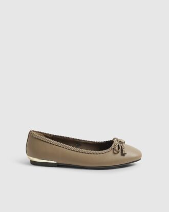 Beige ballerinaskor med rosett