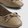 Beige ballerinaskor med rosett