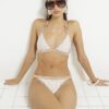 Beige bikinitrosa med geometriskt mönster