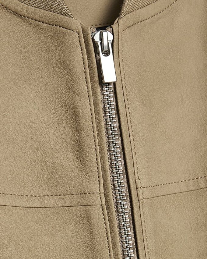 Beige bomberjacka i konstläder