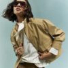 Beige bomberjacka i vinyl med trattformad hals