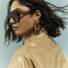 Beige bomberjacka i vinyl med trattformad hals