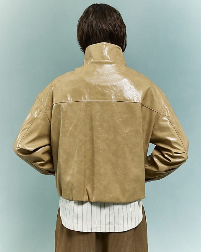 Beige bomberjacka i vinyl med trattformad hals