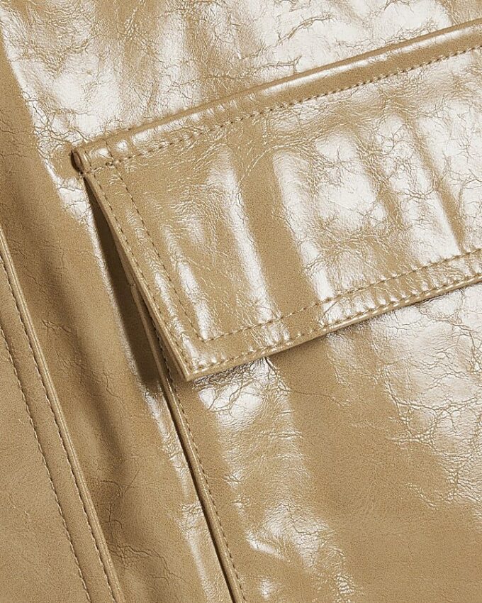 Beige bomberjacka i vinyl med trattformad hals