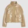 Beige bomberjacka i vinyl med trattformad hals