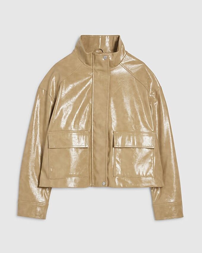 Beige bomberjacka i vinyl med trattformad hals