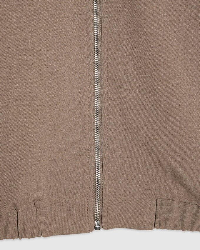 Beige bomberjacka med smal passform
