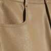 Beige byxor i barrel-modell i konstläder