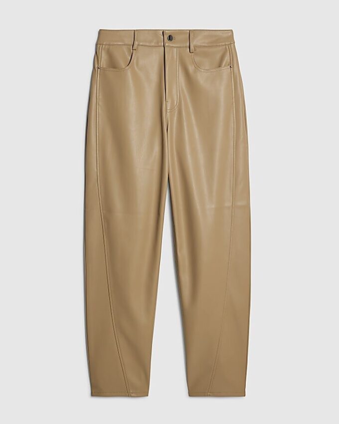 Beige byxor i barrel-modell i konstläder
