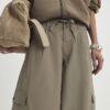 Beige cargo-byxor med vida ben