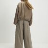 Beige cargo-byxor med vida ben