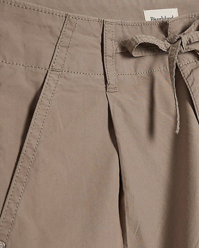 Beige cargo-byxor med vida ben