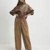 Beige cargobyxor med vid ben