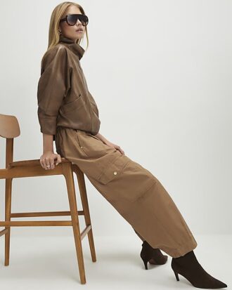 Beige cargobyxor med vid ben