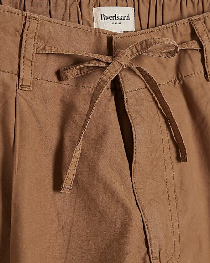Beige cargobyxor med vid ben