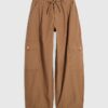 Beige cargobyxor med vid ben
