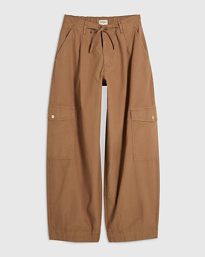 Beige cargobyxor med vid ben