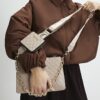 Beige crossbody-väska med präglat monogram och kedja