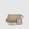 Beige crossbody-väska med präglat monogram och kedja