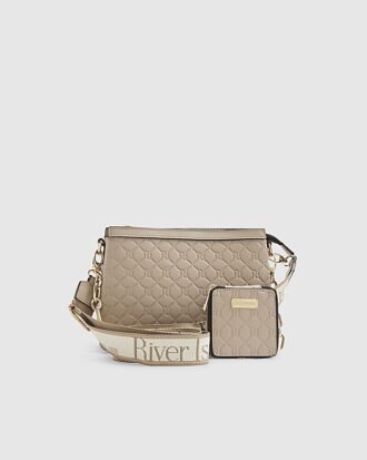 Beige crossbody-väska med präglat monogram och kedja