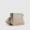 Beige crossbody-väska med präglat monogram och kedja