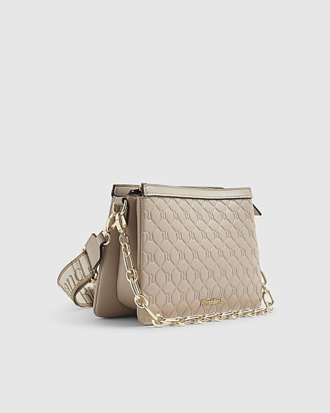 Beige crossbody-väska med präglat monogram och kedja