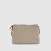 Beige crossbody-väska med präglat monogram och kedja