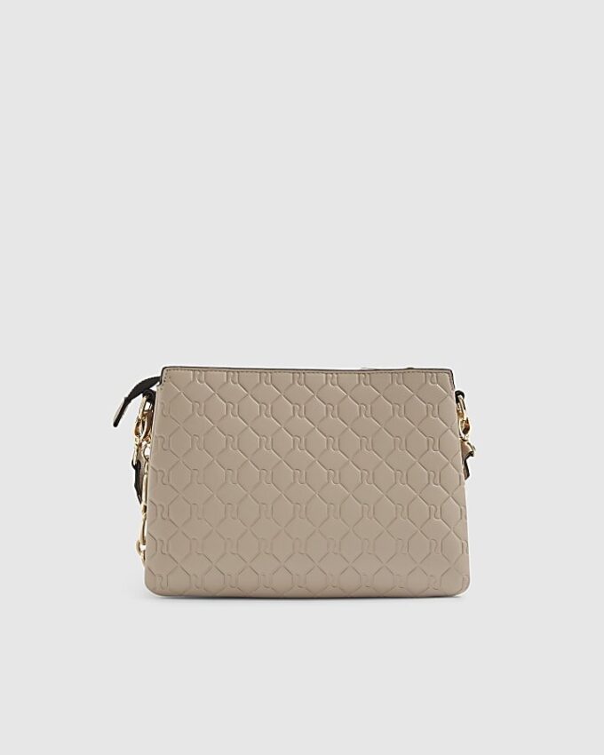 Beige crossbody-väska med präglat monogram och kedja