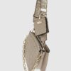 Beige crossbody-väska med präglat monogram och kedja