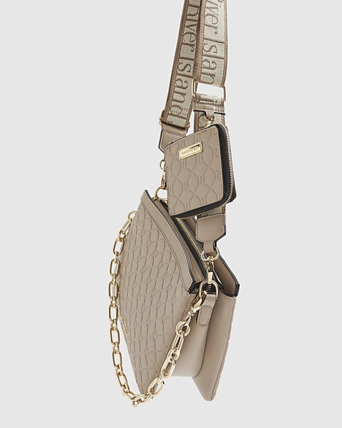Beige crossbody-väska med präglat monogram och kedja