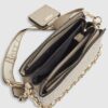 Beige crossbody-väska med präglat monogram och kedja
