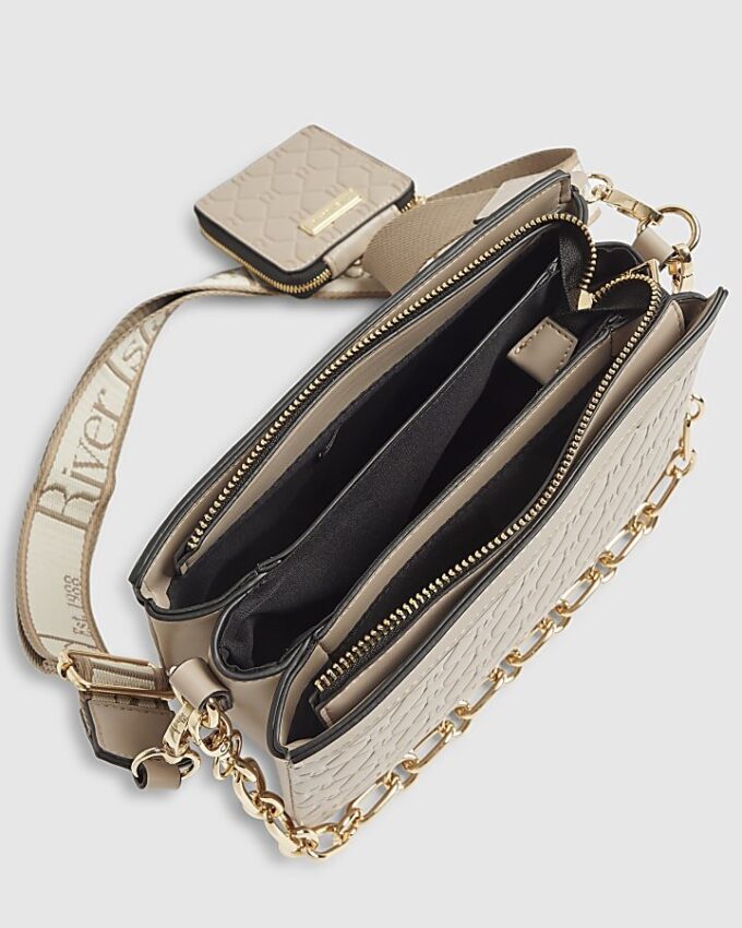 Beige crossbody-väska med präglat monogram och kedja