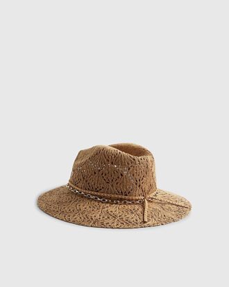 Beige fedorahatt med öppen väv och nitar