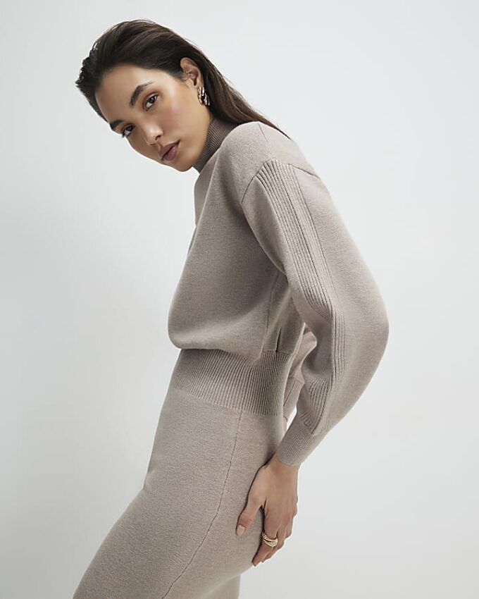 Beige jumperklänning med korsettdetaljer