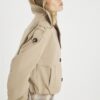 Beige kort trenchcoat med bubbelkant