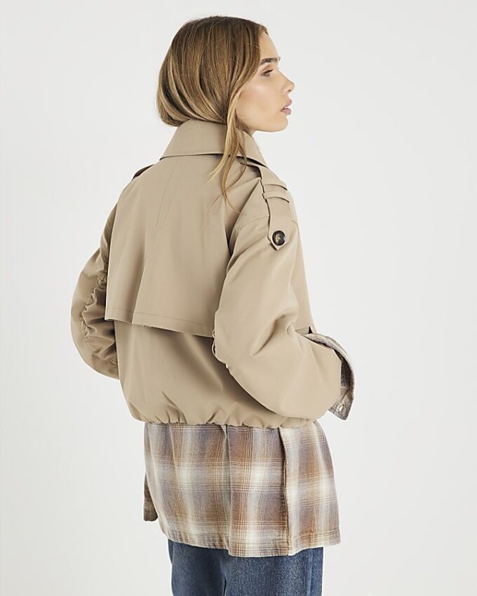 Beige kort trenchcoat med bubbelkant