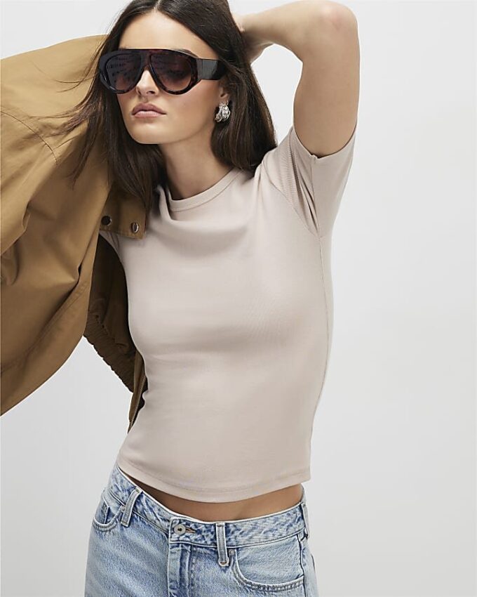 Beige kortärmad figursydd topp