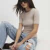 Beige kortärmad figursydd topp