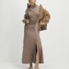 Beige kortärmad maxiklänning med hög hals