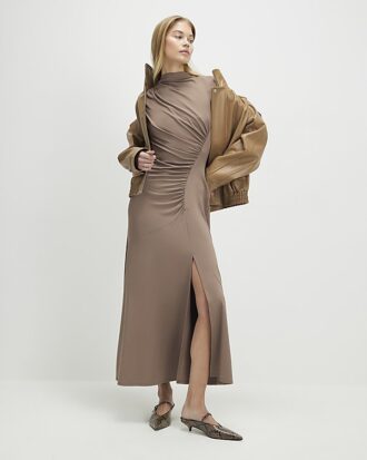 Beige kortärmad maxiklänning med hög hals