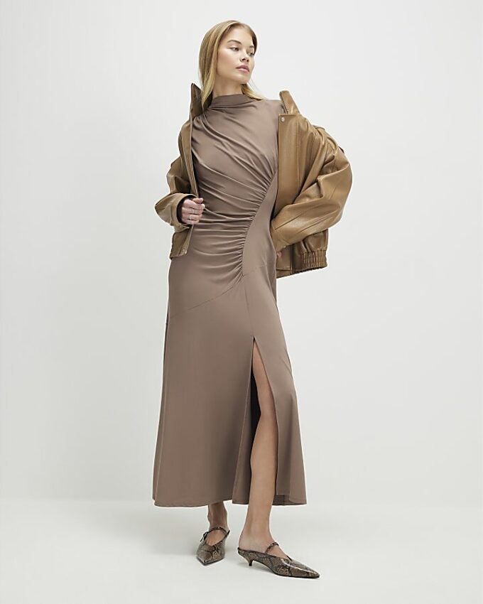 Beige kortärmad maxiklänning med hög hals